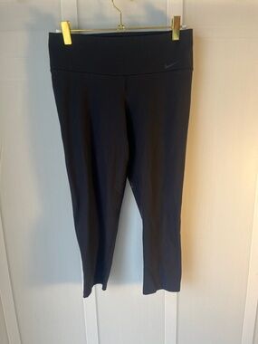 Nike Black Capri Leggings for Women with Subtle Swoosh Size Small